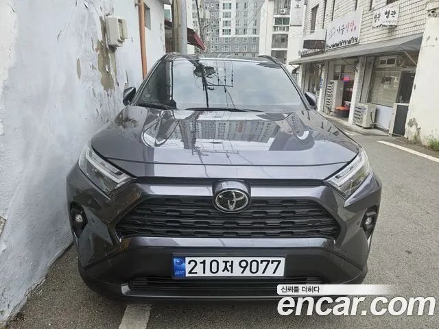 Toyota RAV4 2025, 4 200 км — фото
