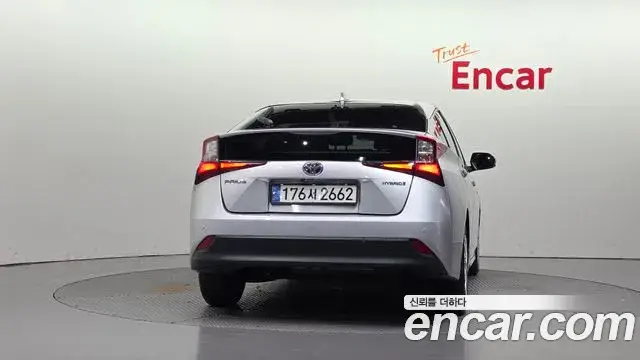 Toyota Prius 2022 — фото 4
