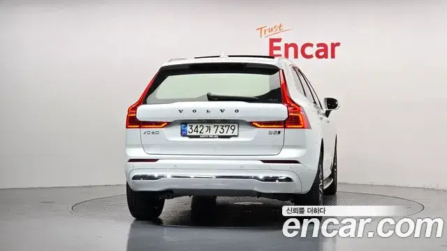 Volvo XC60 2023 — фото 4