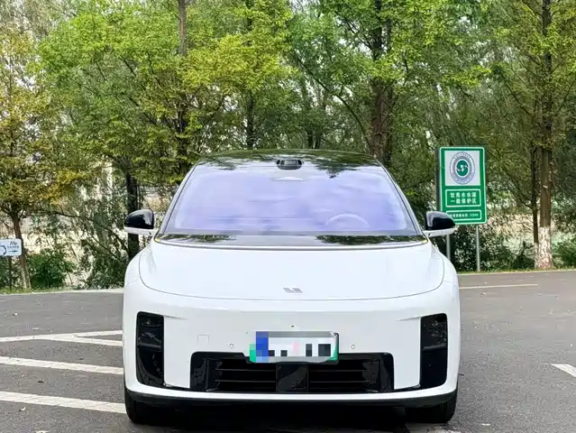 Li Auto i8 2025